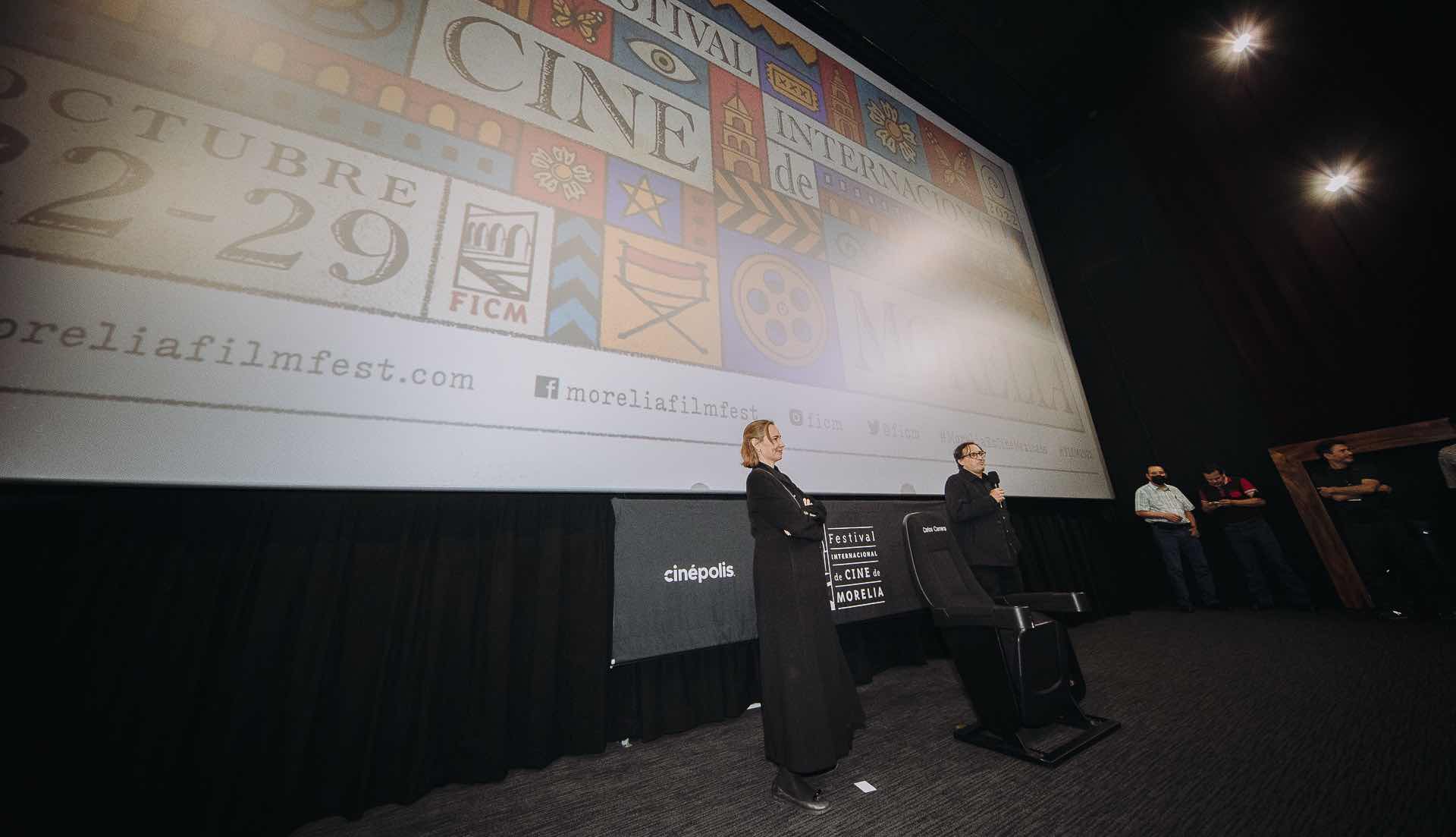 Carlos Carrera Devel Su Butaca Durante La Presentaci N De Su Documental Pasitos A La Fama