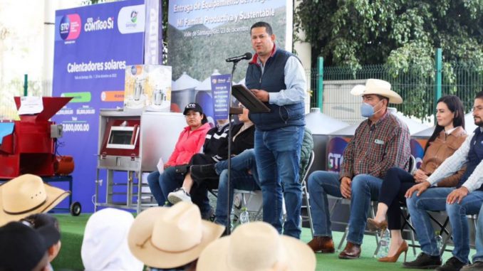 Gobernador de Guanajuato entrega herramientas agrícolas en Valle