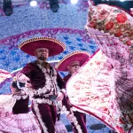 Bailarines vestidos de Mariachi en festival de danza