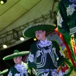 Bailarines vestidos con ropa tradicional mexicana
