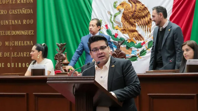 PHOTO-2025-06-18-13-18-19 Toño Carreño Propone Reforma Constitucional para Garantizar Vacunación Completa en Michoacán